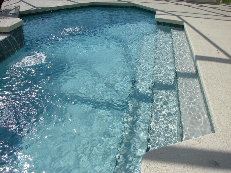 Piscinas em Cimento Queimado Transformam Seu Espaço Externo